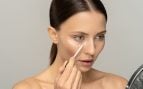 Azules, moradas, marrones… no todas las ojeras se corrigen igual: este es el tono de corrector que necesitas