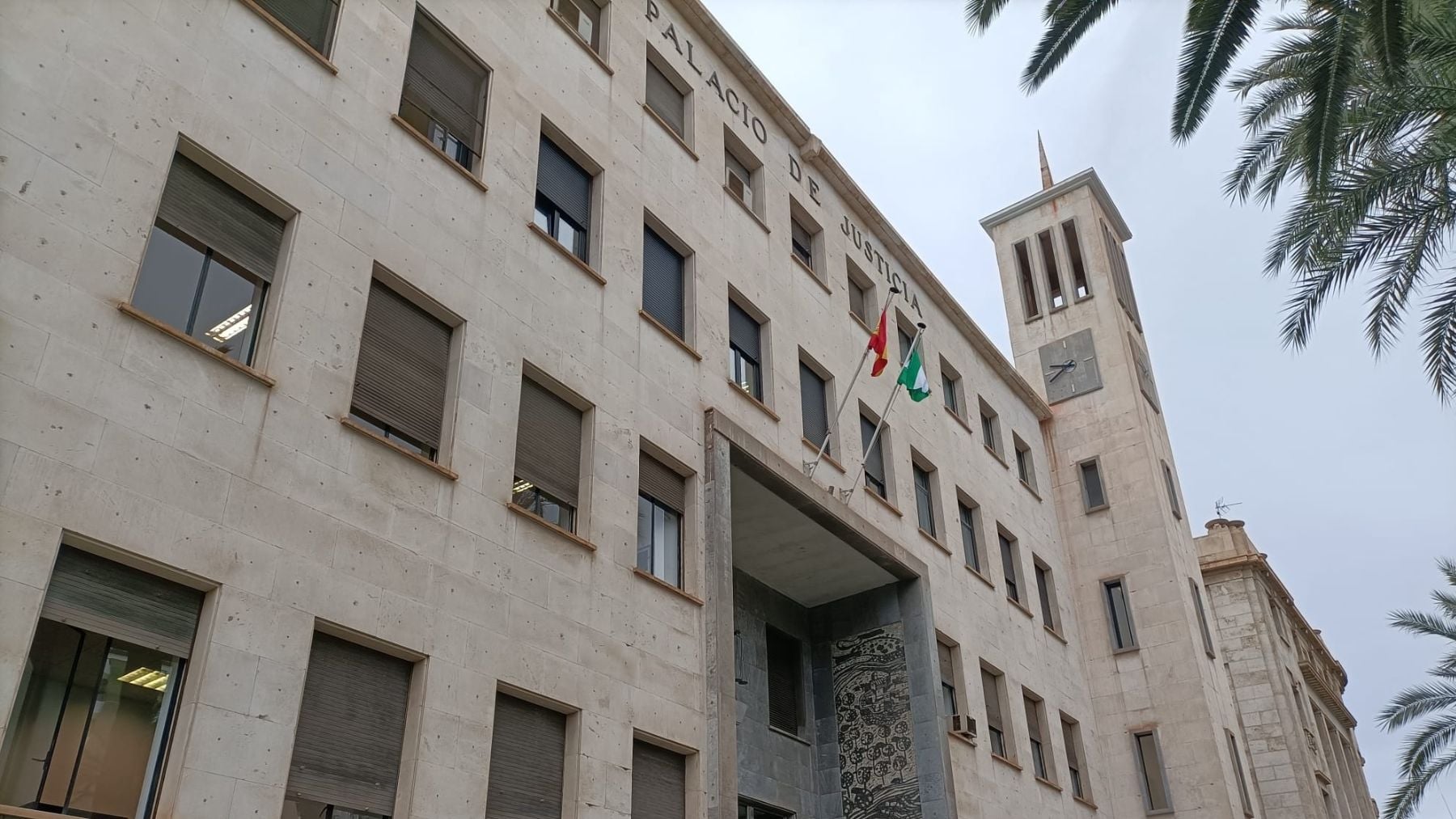 La Audiencia Provincial de Almería juzga al acusado de asesinar a su mujer de 49 puñaladas en Roquetas de Mar