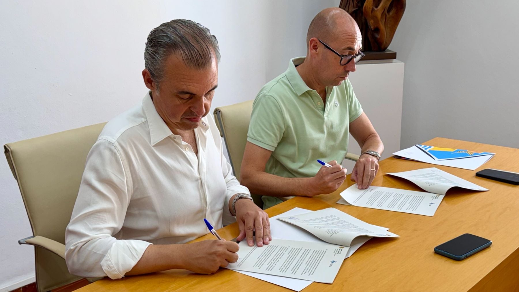 El conseller Antoni Vera con el presidente del Consell de Formentera, Óscar Portas.