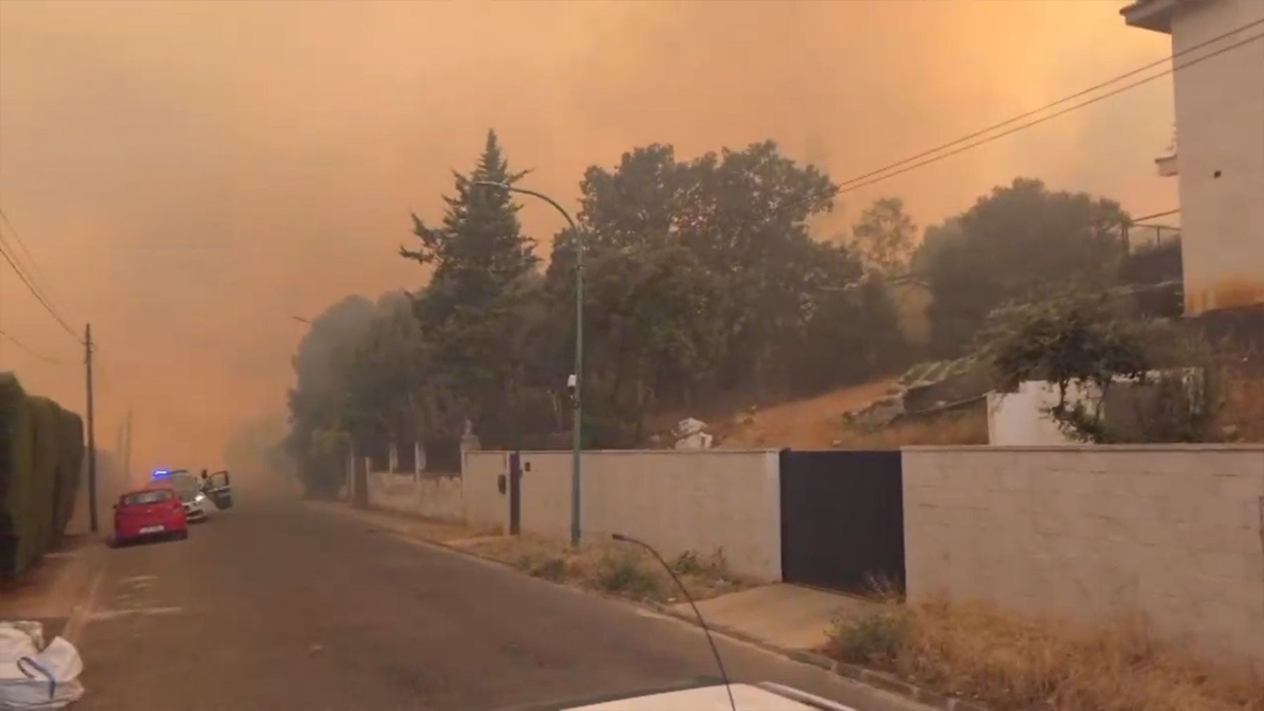 Evacuado El Encinar del Alberche y confinado el municipio de Villa del Prado (Madrid) por un incendio en Almorox (Toledo)
