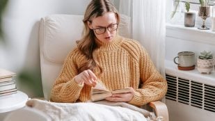Psicología y personas que pasan el fin de semana en casa
