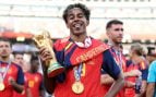 Lamine Yamal levantando la Copa del Mundo (Getty)