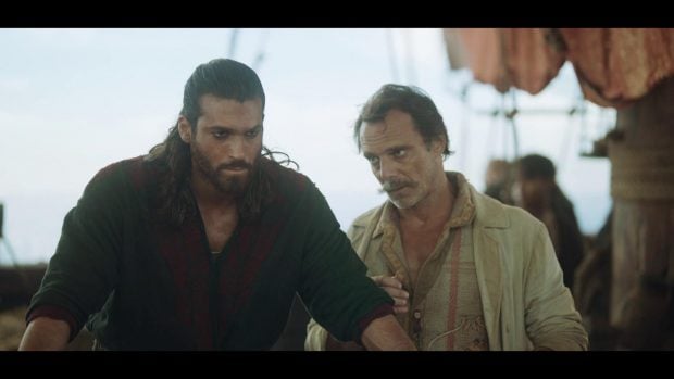 Can Yaman y Alessandro Preziosi en 'Sanok&aacute;n'. (Mediaset)