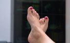 Llevamos años creyendo que las sandalias eran las protagonistas del verano y resulta que era la pedicura: es el color estrella este verano