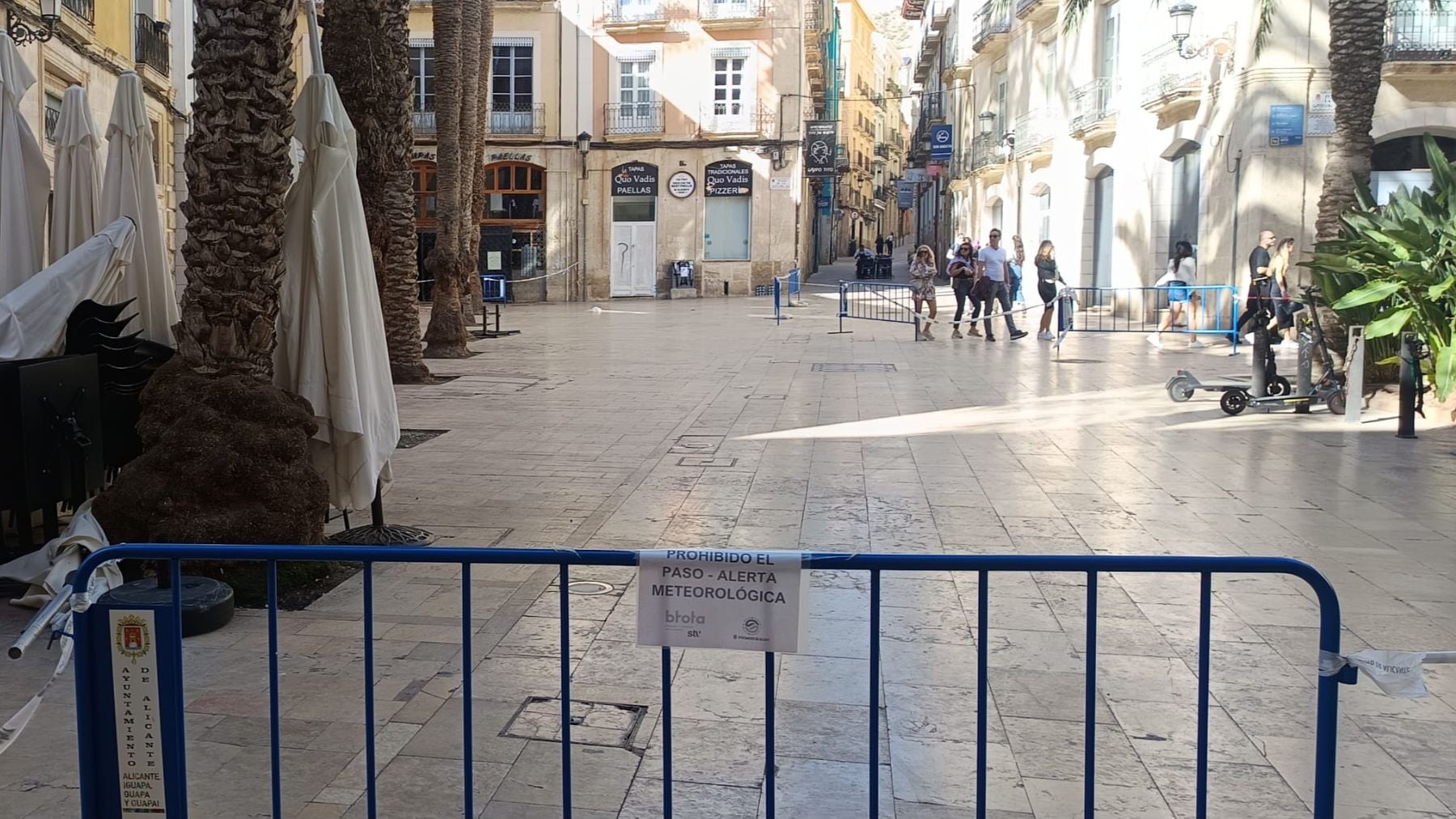 Cierre de veladores en Alicante por alerta climatológica.