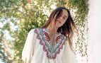 Vuelve la moda que marcó a toda una generación: los vestidos y blusas con bordado de punto de cruz son la tendencia más inesperada y elegante del verano