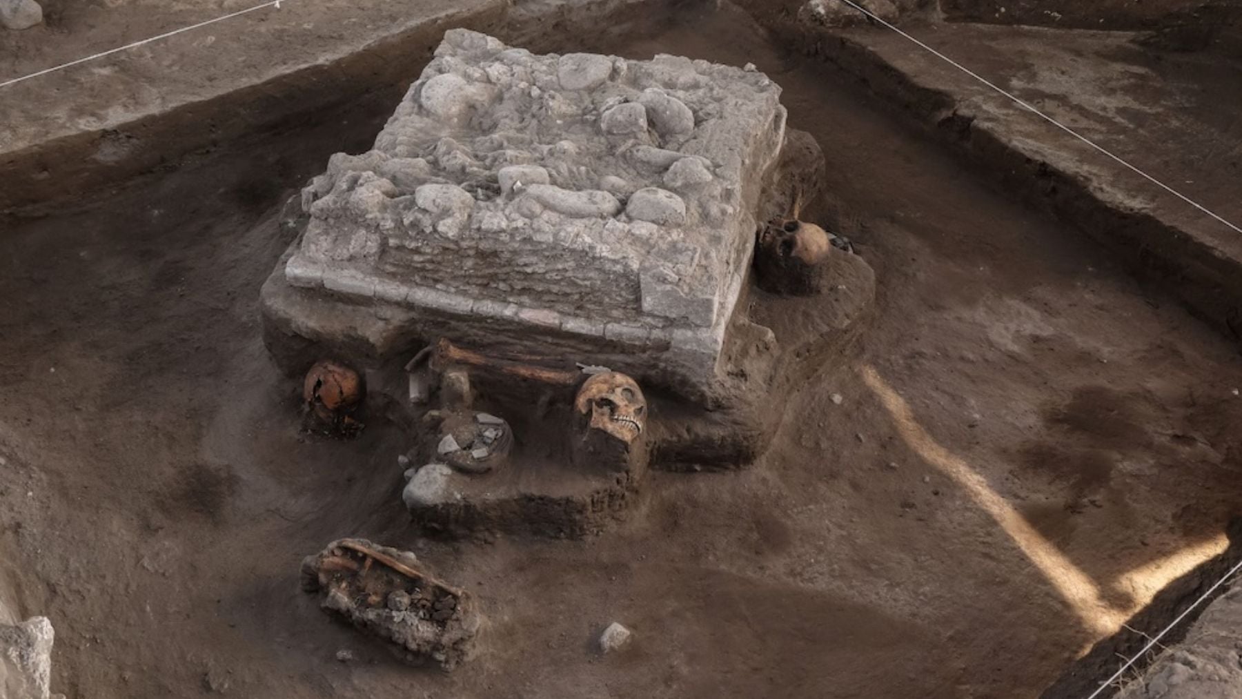 Asombro entre los arqueólogos tras confirmar en México el hallazgo de un altar de ofrendas preazteca de al menos 1.000 años de antigüedad