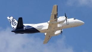 Un avión Saab 340B modificado en vuelo propulsado en parte por un sistema eléctrico híbrido construido por GE Aerospace, junto con la NASA, BETA Technologies y Boeing. GE Aeroespacial / NASA