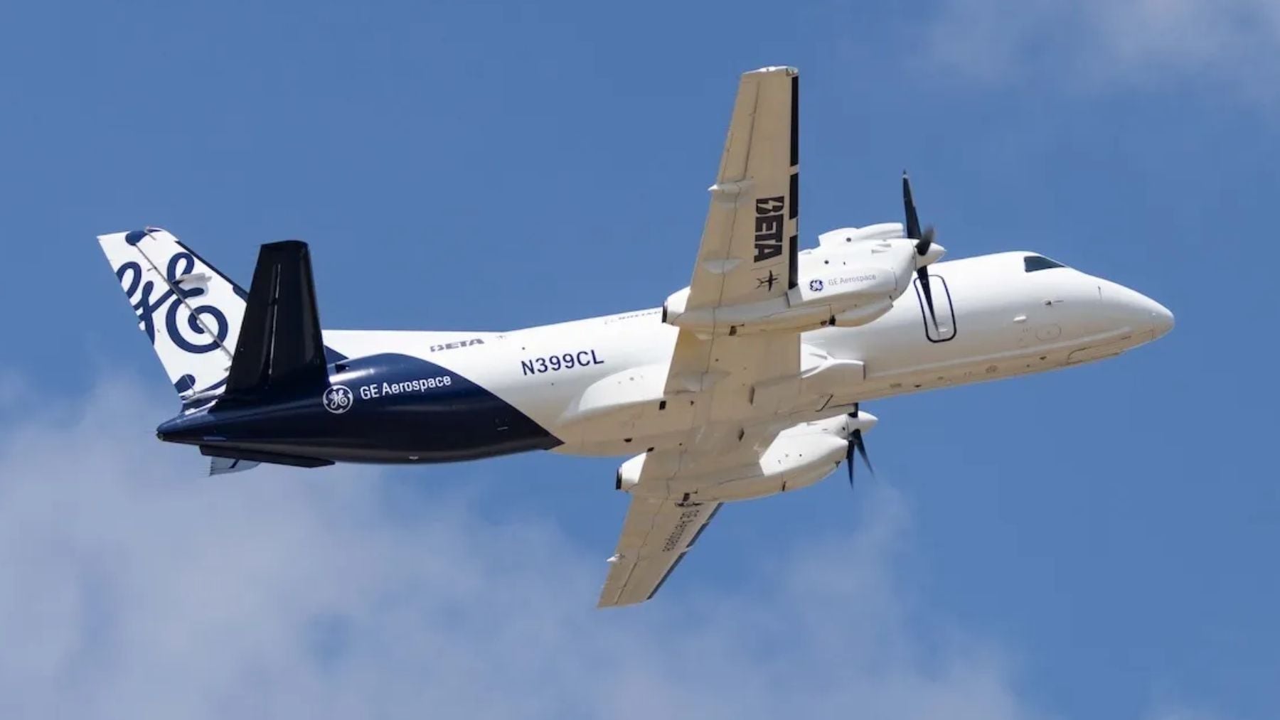 Un avión Saab 340B modificado en vuelo propulsado en parte por un sistema eléctrico híbrido construido por GE Aerospace, junto con la NASA, BETA Technologies y Boeing. GE Aeroespacial / NASA