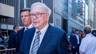 Estreno de "Wall Street: el dinero nunca duerme" con Warren Buffett, Nueva York, 2010 — foto de Anthony Quintano, CC BY 4.0, vía Wikimedia Commons.