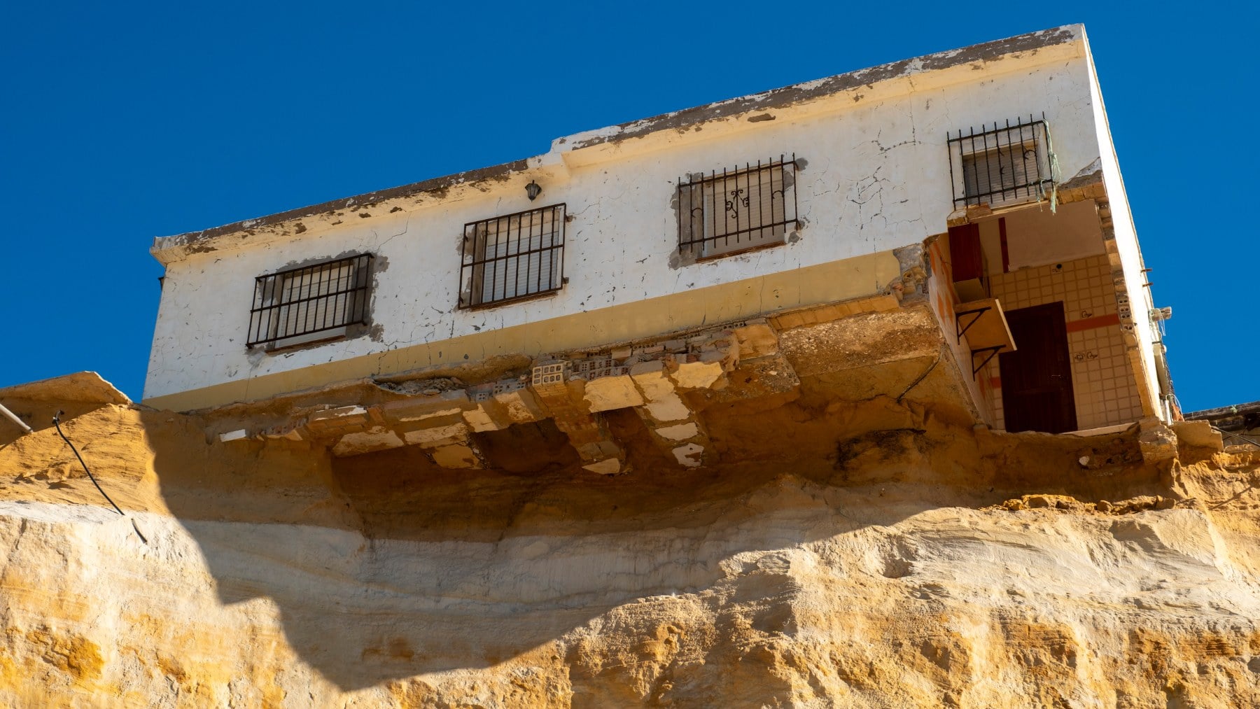 Casa al borde del derrumbe en la playa de Matalascañas (Huelva). (Foto: Greenpeace).