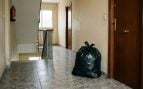 Una bolsa de basura en el rellano de una vivienda