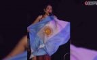 María Becerra luce la bandera de Argentina durante un concierto en Barcelona pocos días después de la final del Mundial 2026 (TikTok).