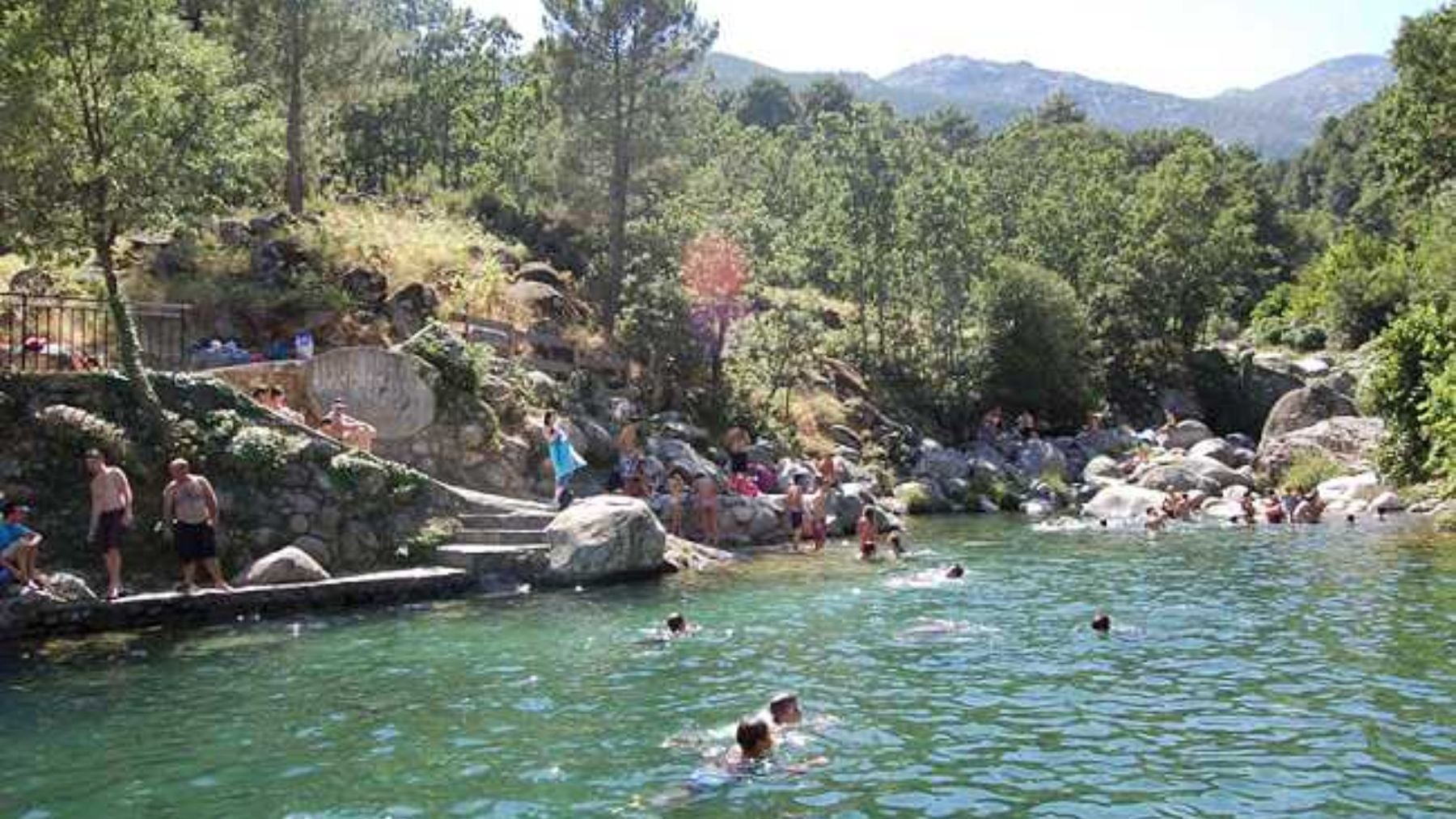 La mejor piscina natural de Gredos está a 150 km de Madrid y es un paraíso de aguas cristalinas que pocos conocen