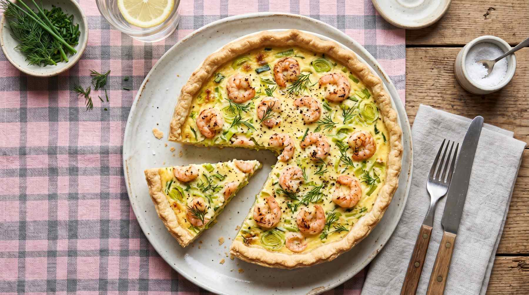 Quiche de puerros y gambas.