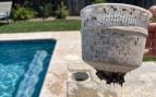 calcetín en el filtro de la piscina