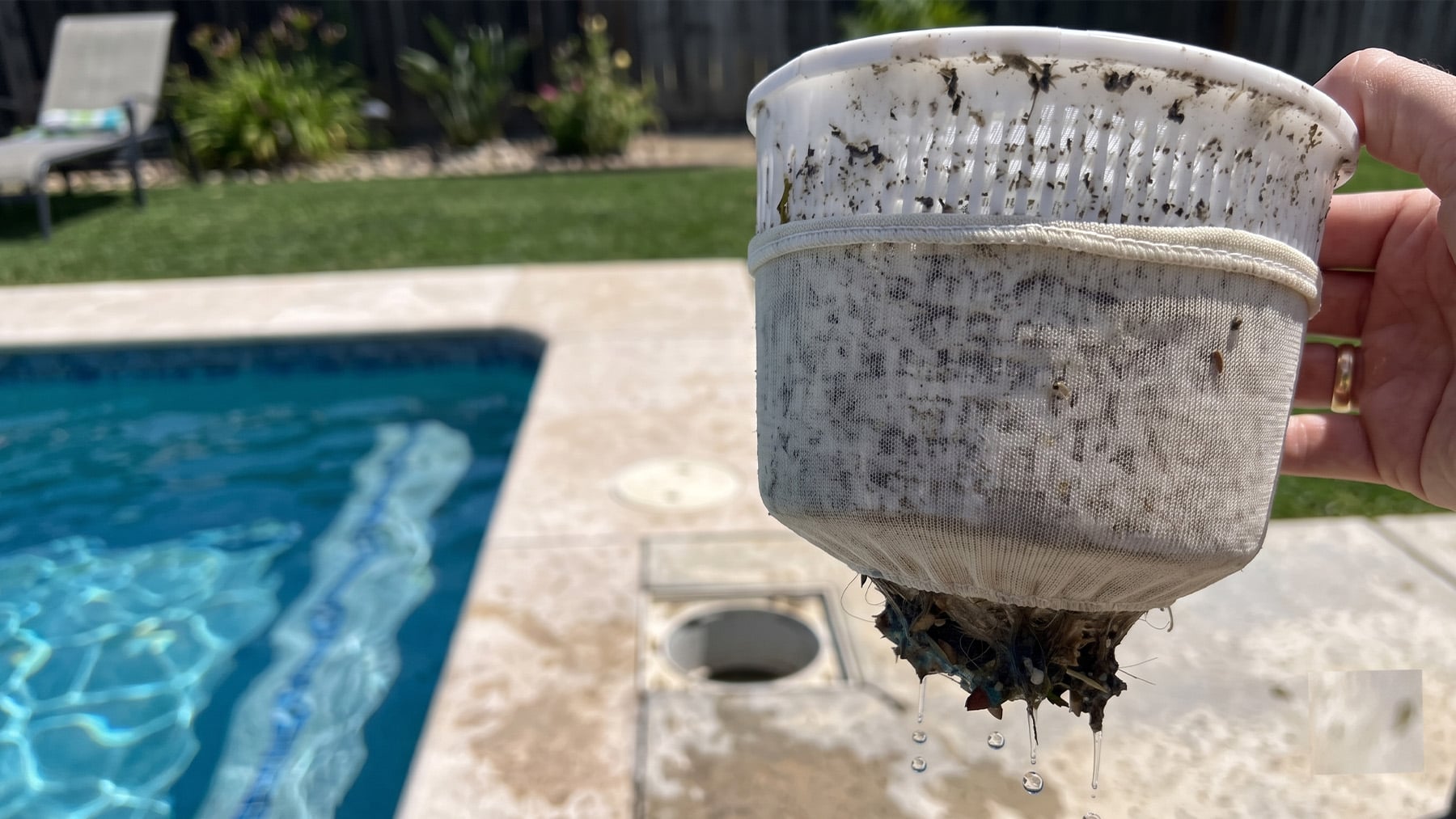 Introducir un calcetín en el filtro de la piscina: para qué sirve y por qué lo hacen cada vez más propietarios en España