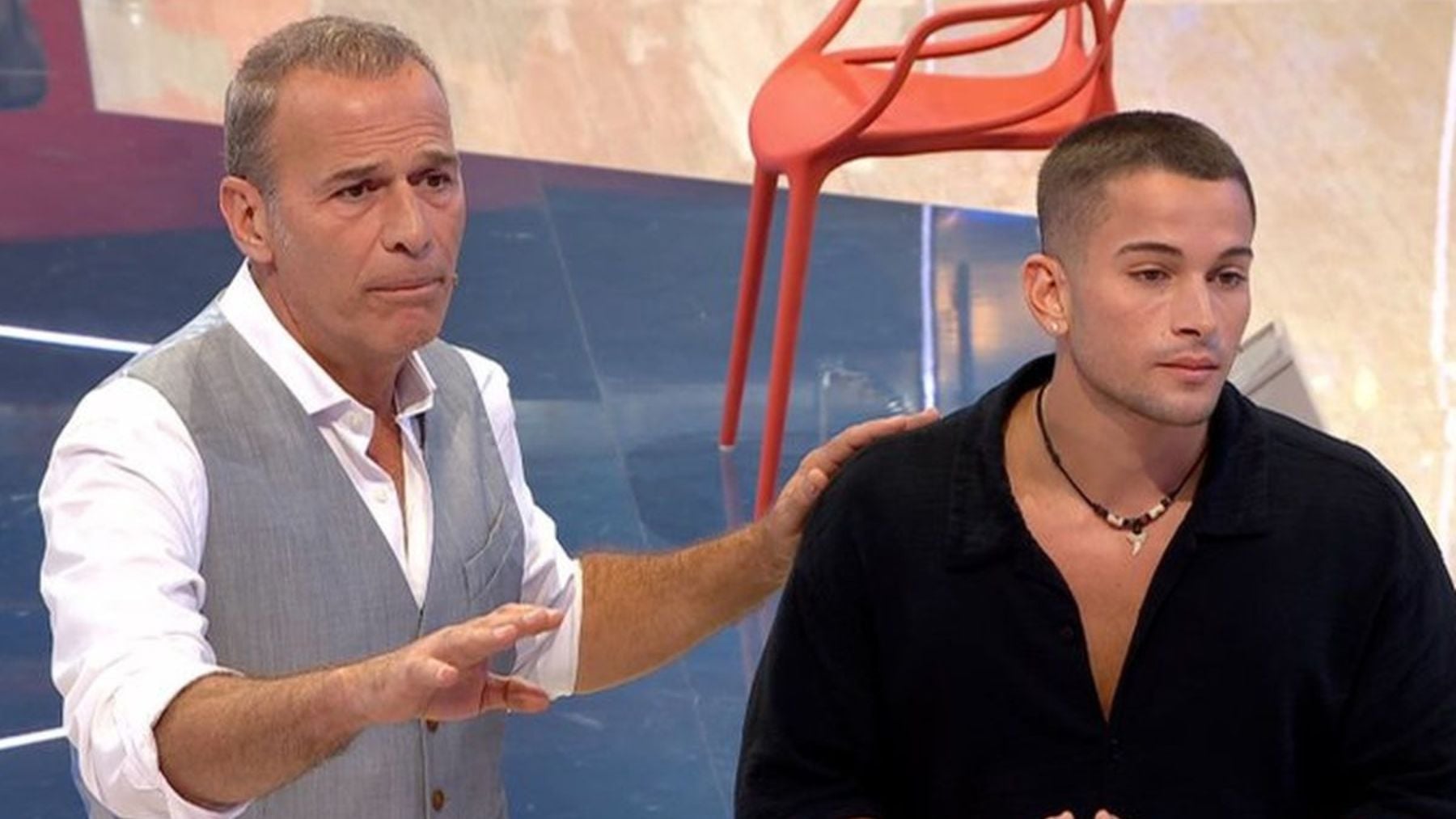 Carlos Lozano y Jordi en ‘Amor o lo que surja’. (Mediaset)