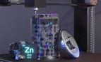 Impresora 3D que deposita material en un recipiente transparente con una estructura porosa de zinc, junto con muestras de metal de zinc y un icono de elemento de zinc. Foto: Maher El-Kady/UCLA