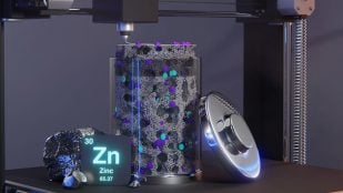 Impresora 3D que deposita material en un recipiente transparente con una estructura porosa de zinc, junto con muestras de metal de zinc y un icono de elemento de zinc. Foto: Maher El-Kady/UCLA