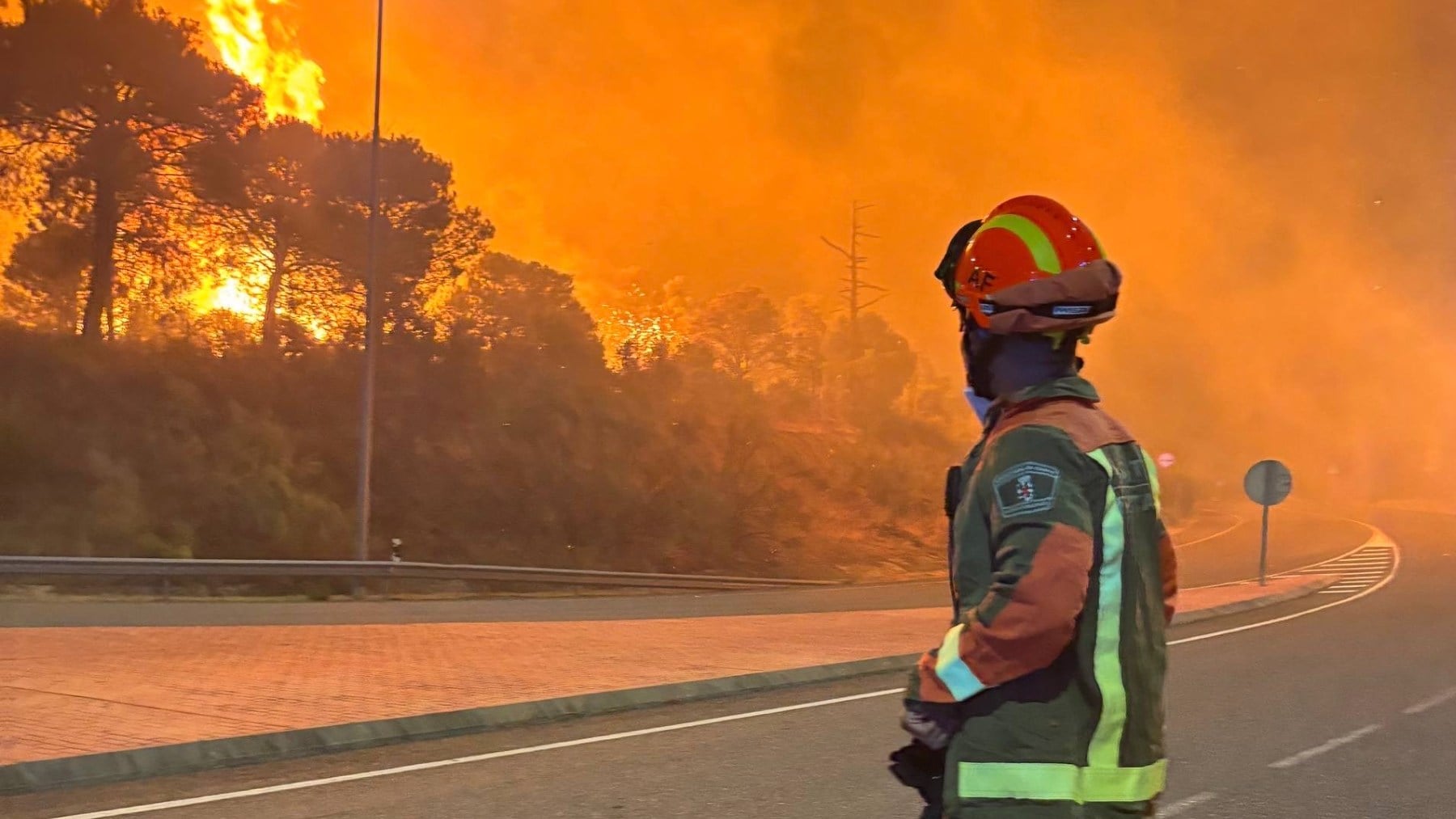 Un bombero durante el incendio en uno de los focos producidos en Madrid. (Foto: 112 Comunidad de Madrid).