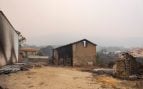 Casas dañadas tras el paso del incendio en Ávila. Foto de EuropaPress.