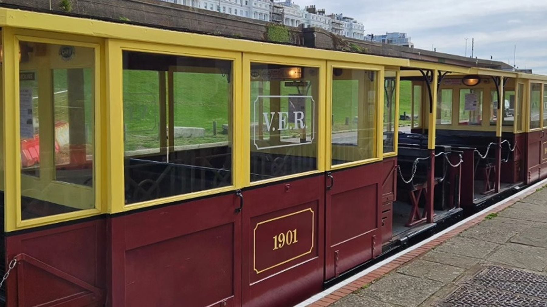 El ferrocarril eléctrico más antiguo del mundo sigue en funcionamiento desde 1883 y recorre un histórico paseo marítimo