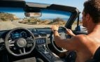 Una persona en el coche sin camiseta