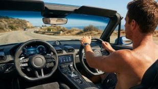 Una persona en el coche sin camiseta