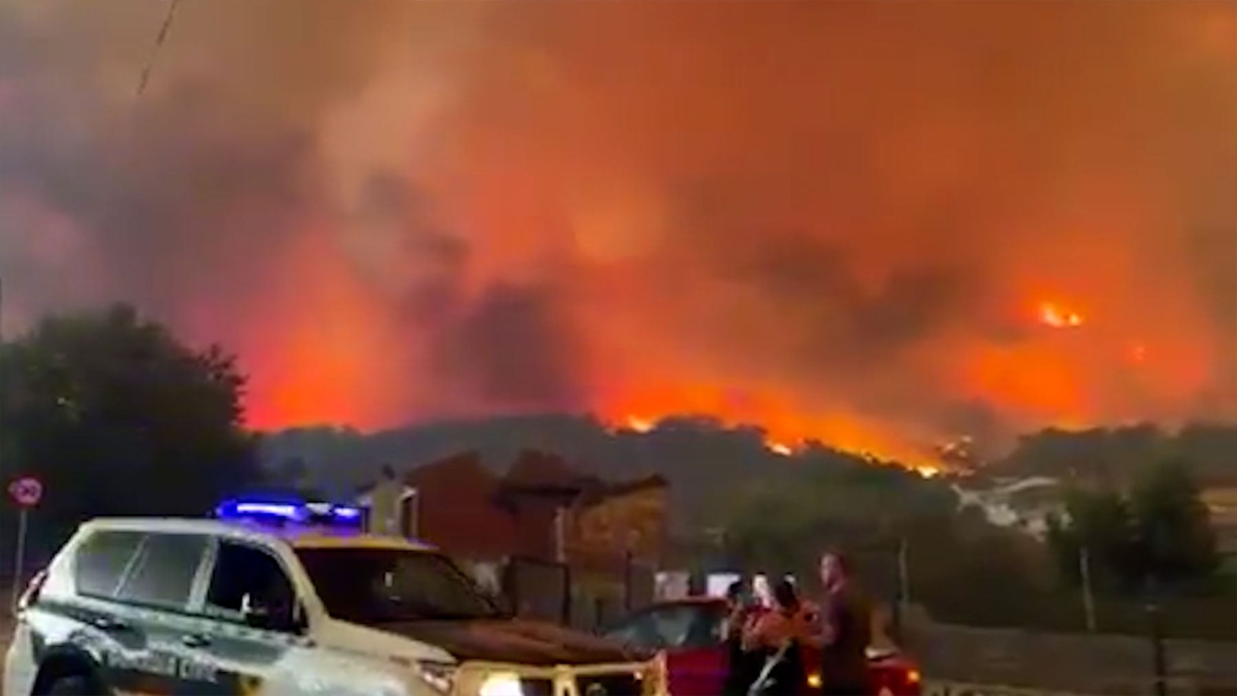 La noche cae sobre la Sierra Oeste de Madrid con el incedio descontrolado, en su punto álgido y con 50.000 personas evacuadas o confinadas