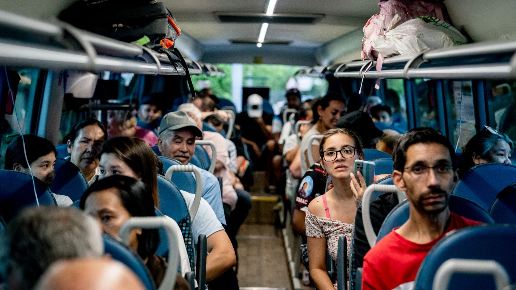 Personas desalojadas del municipio de Aldea del Fresno viajan en autobús, en Villamanta.(Foto: Europa Press).