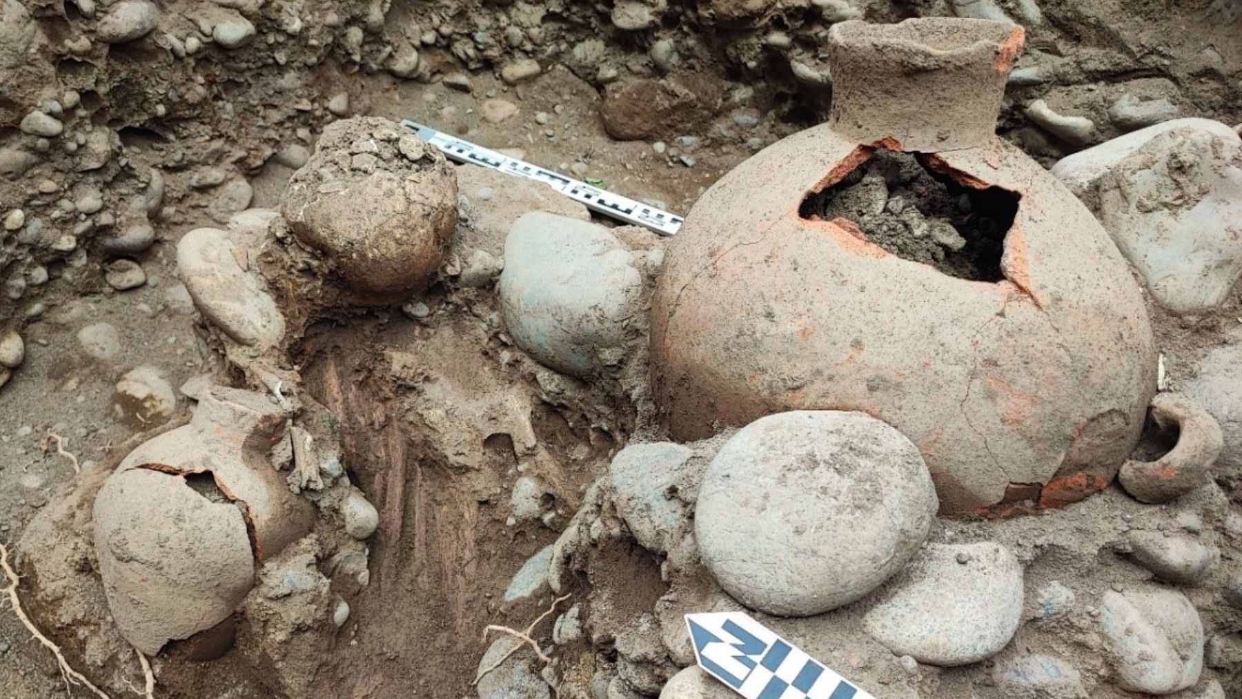 Hallazgo inesperado en Perú: las obras del gas natural sacan a la luz un enterramiento prehispánico de hace casi 2000 años con vasijas y botellas