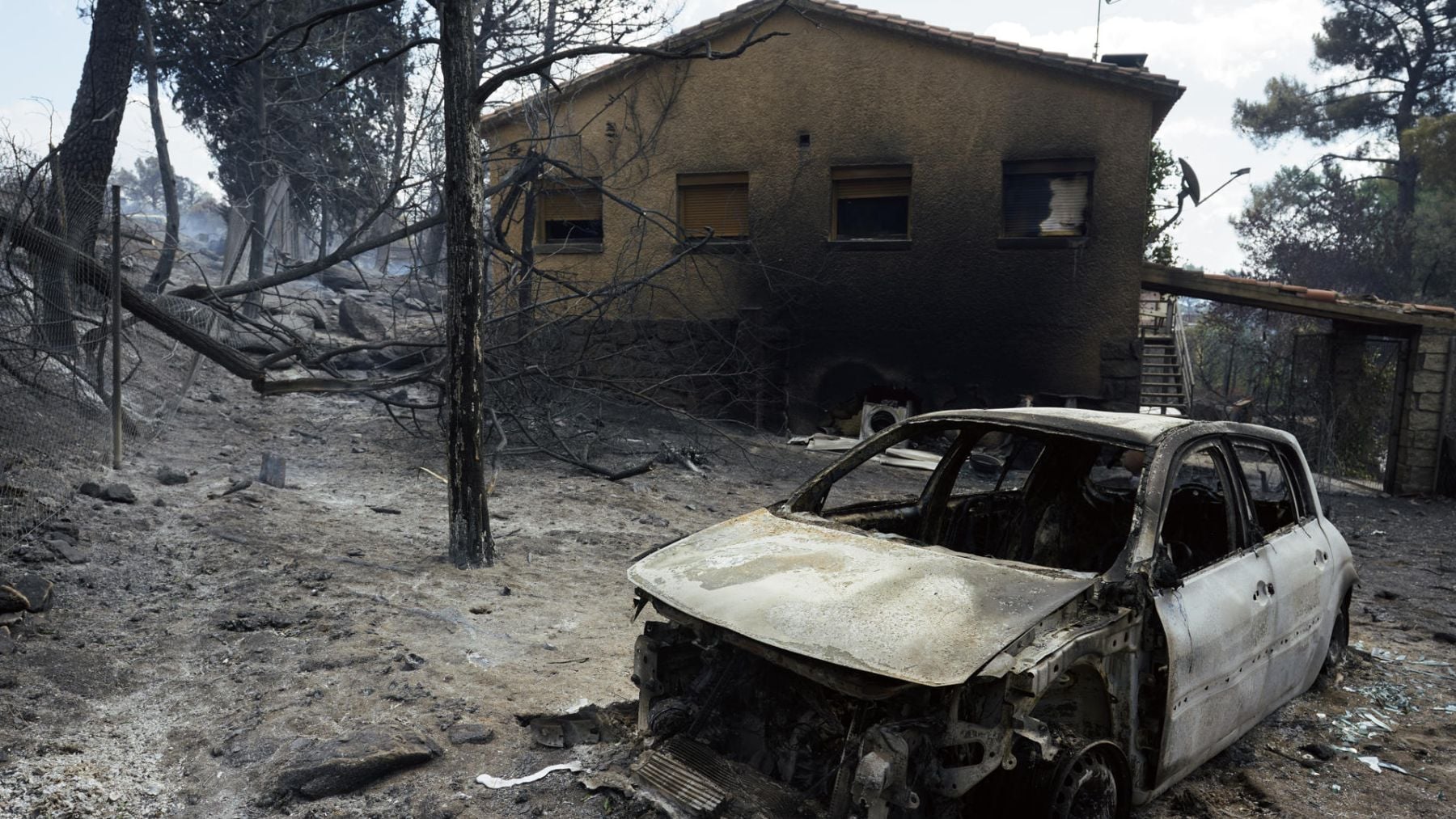 Ocho municipios de Toledo evacuados por el incendio de Burgohondo, que avanza sin control