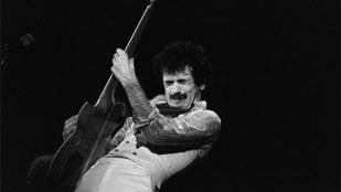 Carlos Santana en Cow Palace, San Francisco. Foto: David Gans, CC BY-SA 2.0, vía Wikimedia Commons