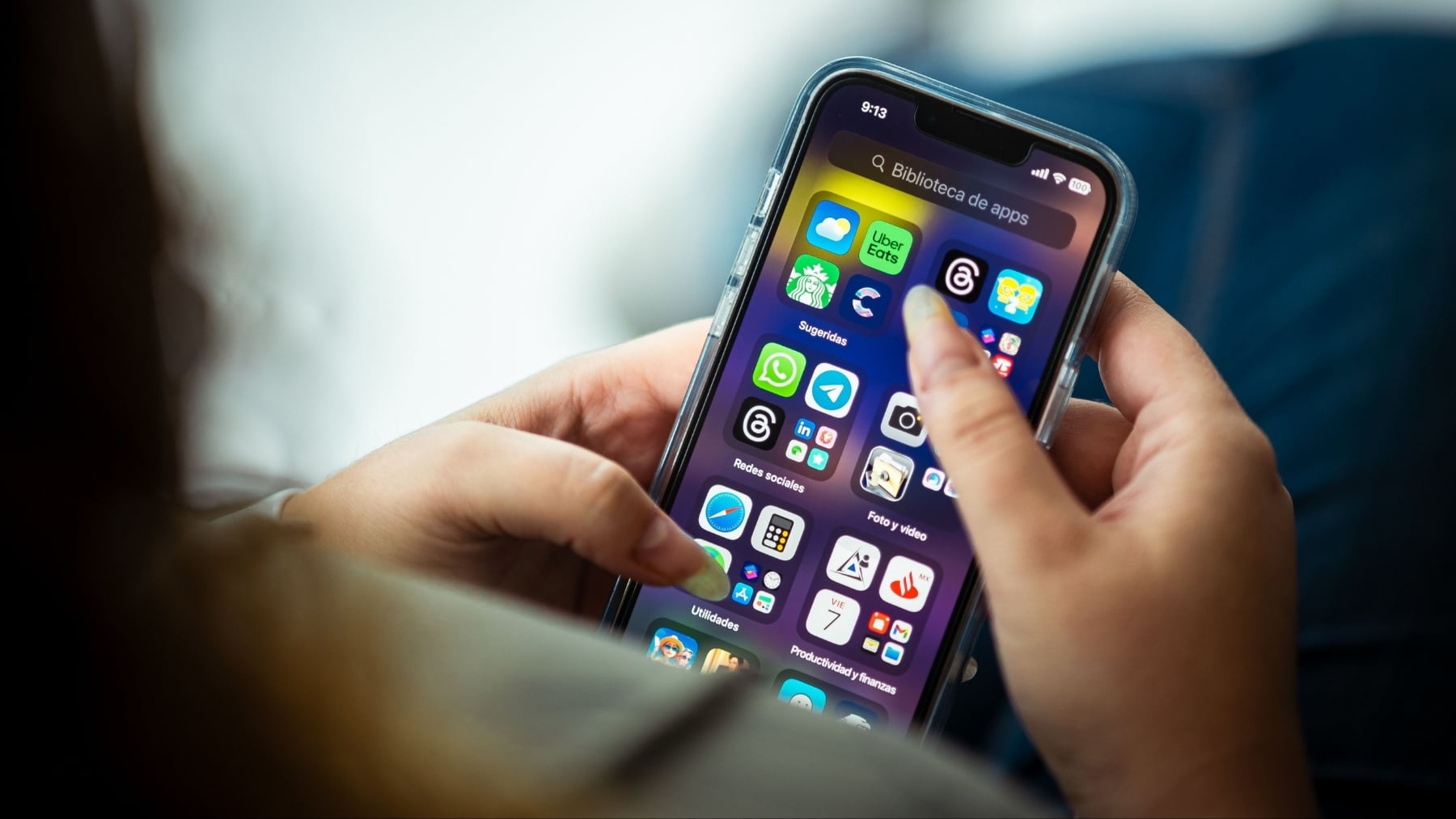 Cómo cargar el móvil usando otro teléfono: el truco que poca gente conoce y que te puede salvar si no tienes batería