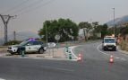 Carretera que dirige a Robledo de Chavela cortada por los incendios (Foto: EFE).