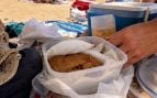 Filete empanado frío en la playa, empanados en la playa, filete en la playa, filetes empanados verano.