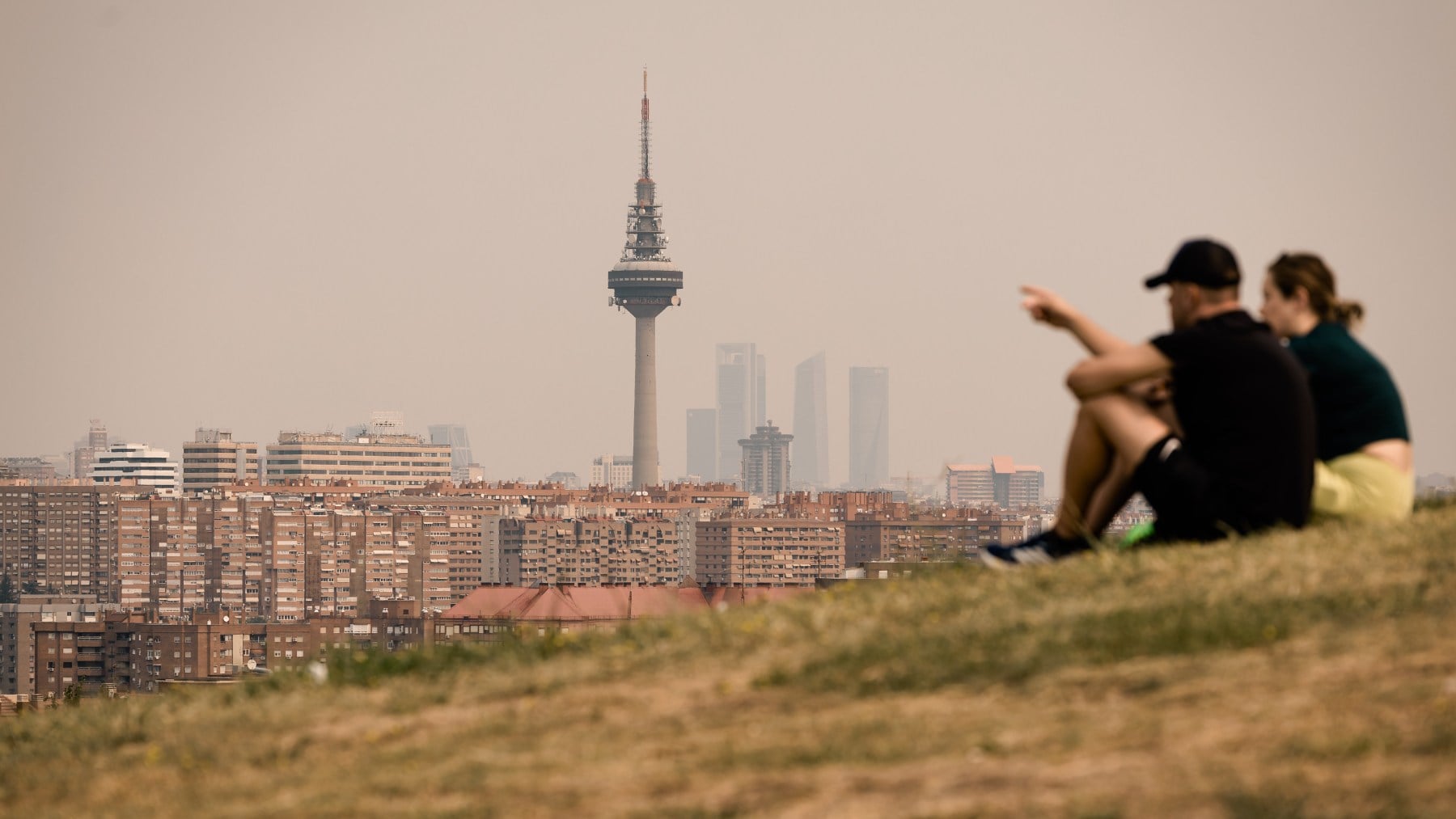 Cielo cubierto de humo provocado por el incendio de la sierra oeste, desde el Cerro del Tío Pío hoy 25 de julio de 2026, en Madrid. (Foto: Europa Press).
