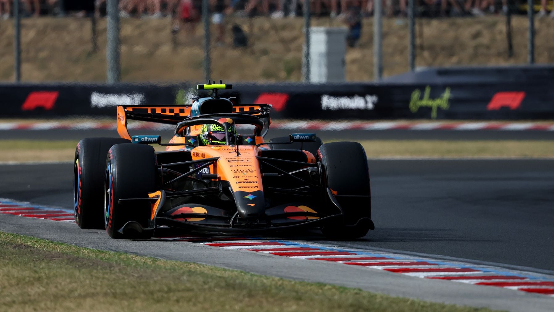 Norris le quita la pole de Hungría a Hamilton por milésimas en la resurrección de Alonso (16º)