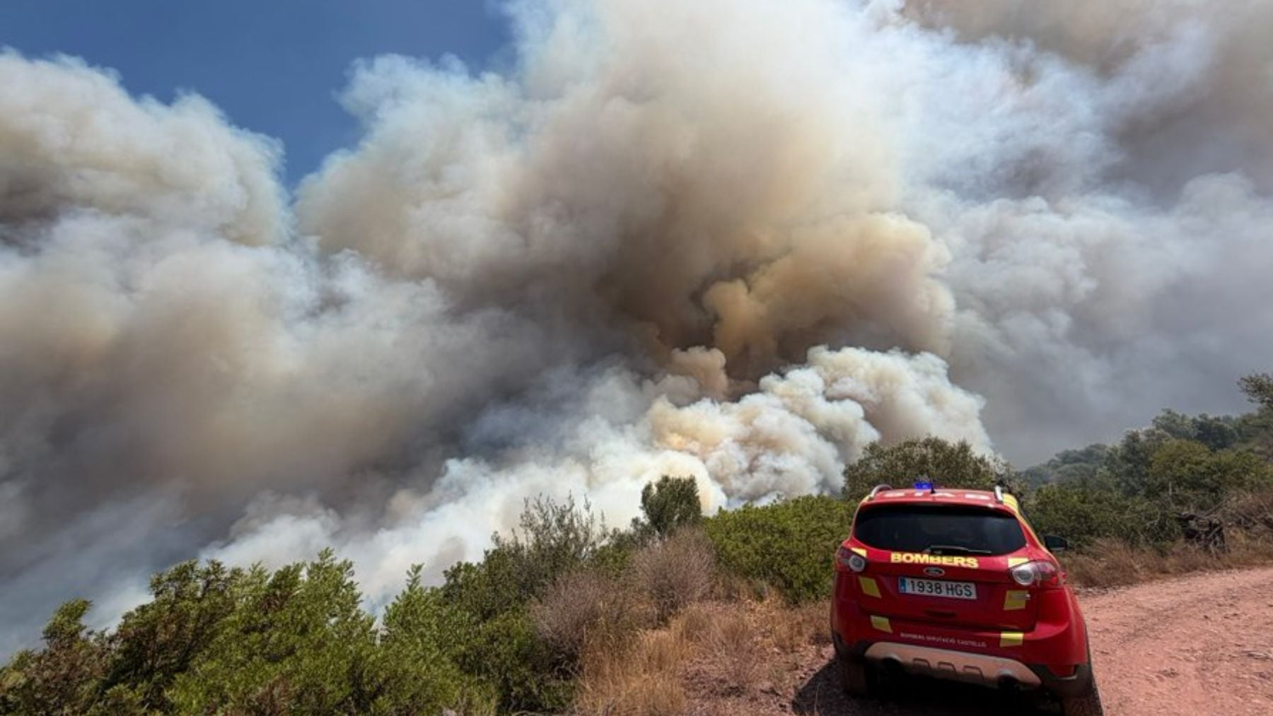 Un incendio forestal en Vall de Uxó (Castellón) obliga a confinar un municipio y efectuar desalojos