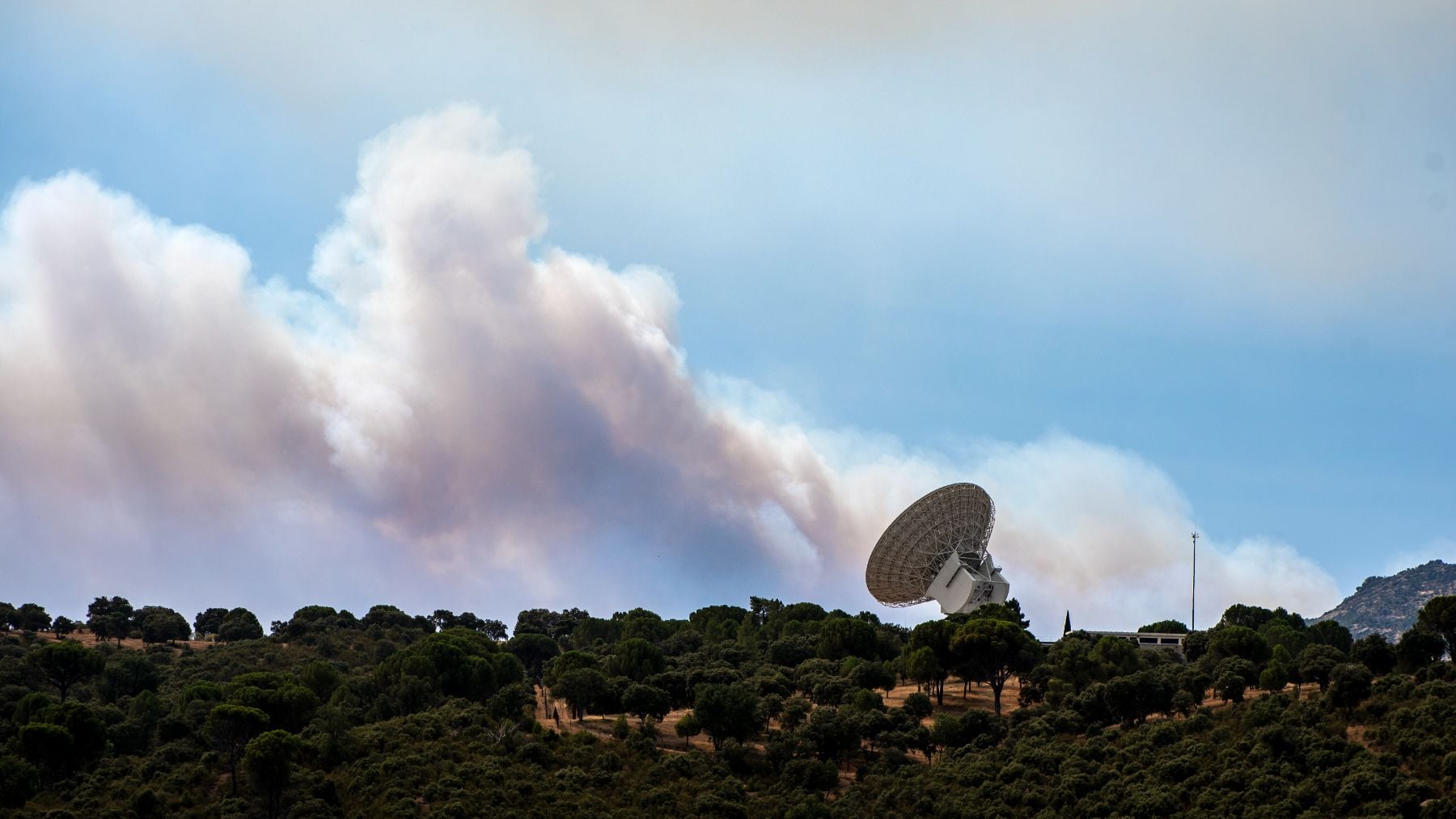 Las 13 carreteras cortadas en Madrid por el incendio en la Sierra Oeste
