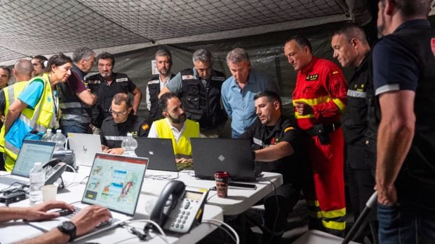 Alberto Núñez Feijóo en el Puesto de Mando Avanzado del incendio en Navalcarnero.