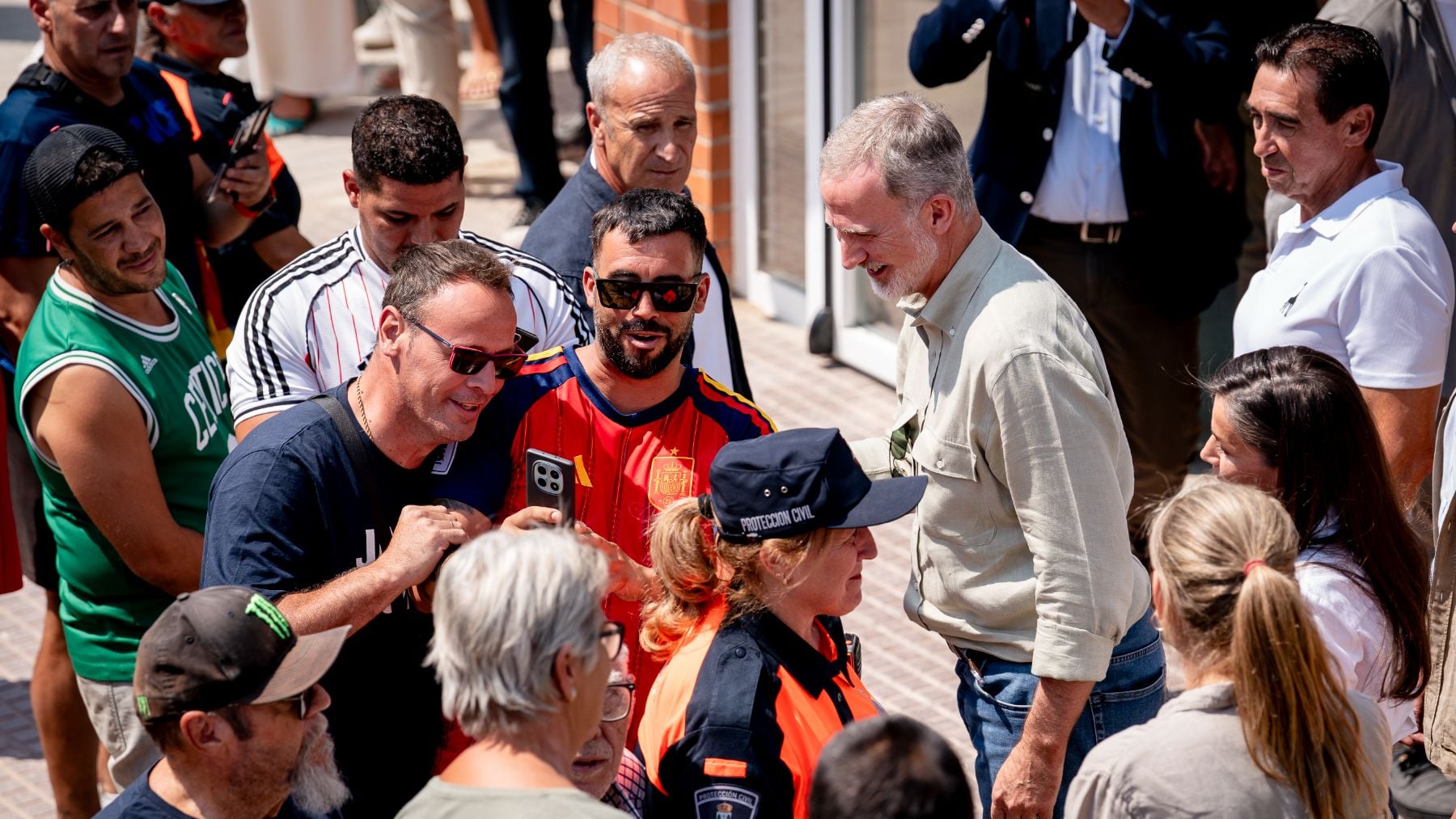 Los Reyes se vuelcan con los afectados por los incendios mientras Sánchez se limita a visitar mandos y autoridades