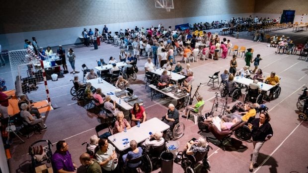 Varias personas desalojadas del municipio de Aldea del Fresno, en el polideportivo de Villamanta