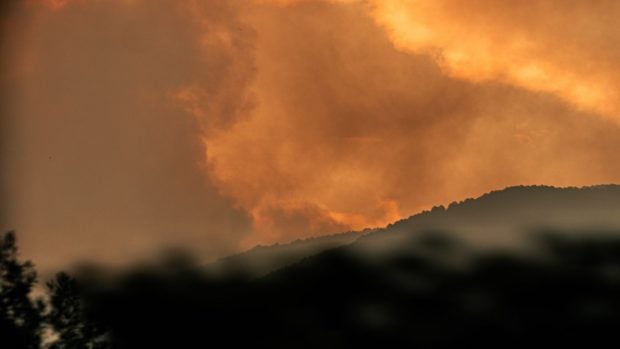 Llamas del incendio forestal, a 26 de julio de 2026, en La Adrada, Ávila, Castilla y León