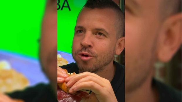 Dabiz Mu&ntilde;oz probando su bocadillo de jam&oacute;n del restaurante Hungry Club (Instagram).