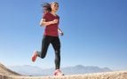 Una mujer con las zapatillas de running de Lidl.
