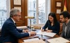 Dos personas firmando una herencia. Imagen generada con IA.