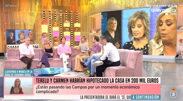 Emma García junto a los colaboradores de Fiesta (Mediaset).