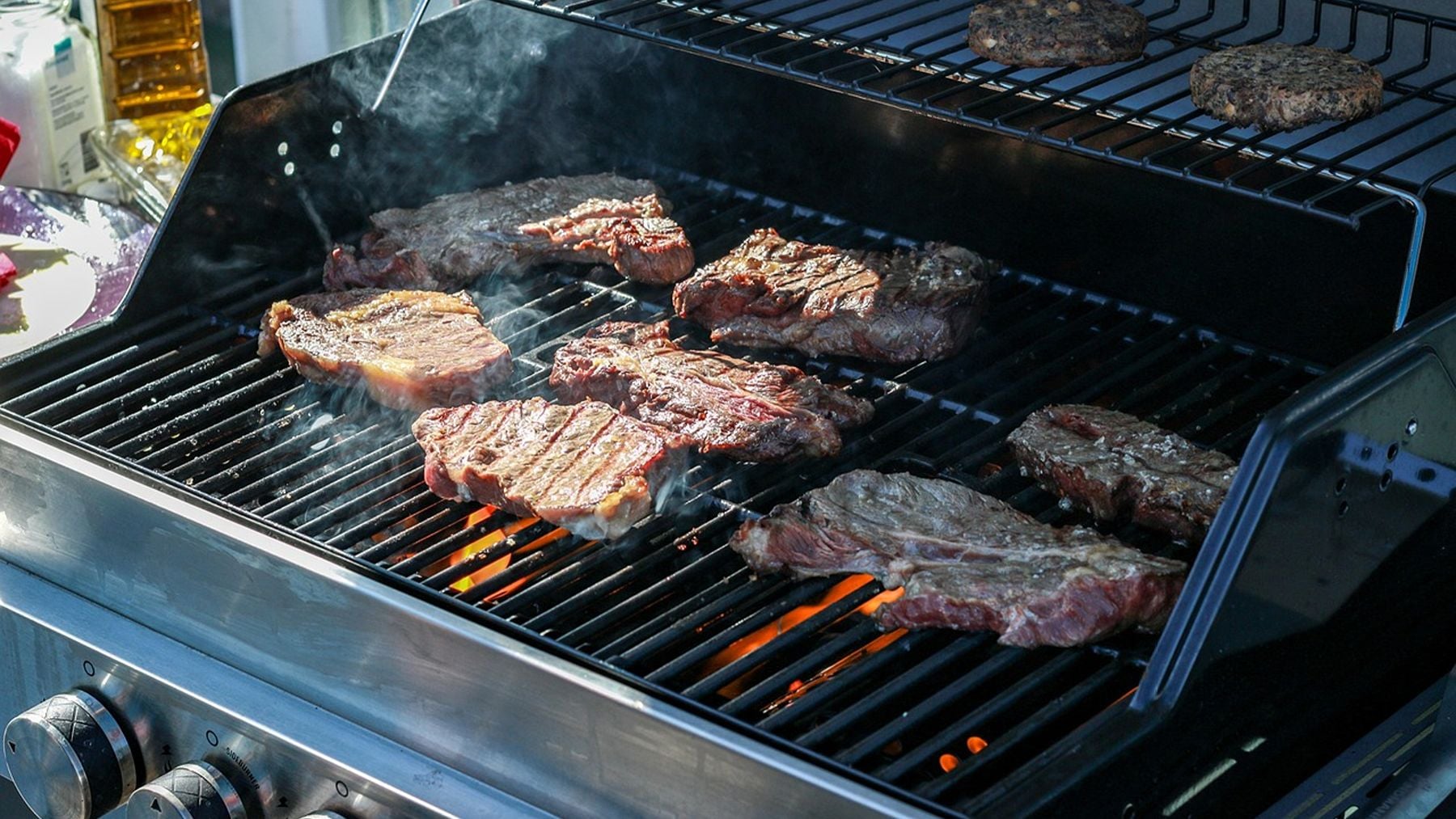 ¿Es legal colocar una barbacoa junto al muro que separa tu vivienda con la del vecino? La ley tiene la respuesta